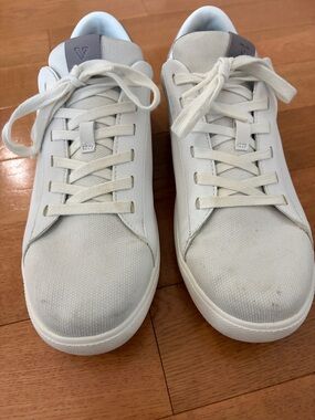 White courtside classic vessis with gray heel